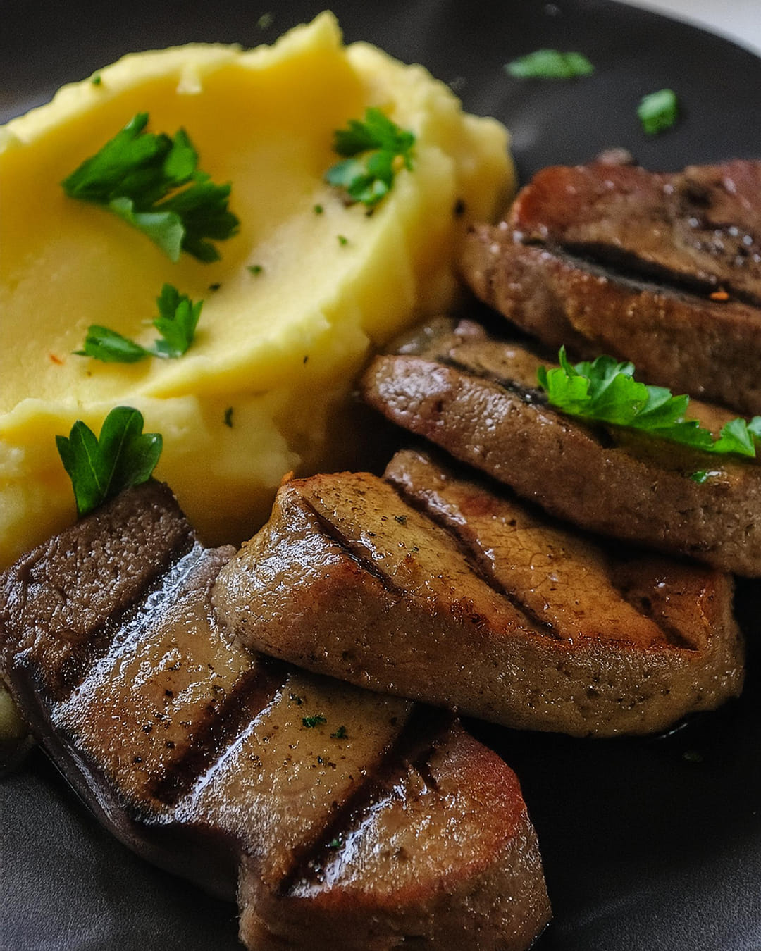 GARLIC BUTTER STEAK BITES AND MASH